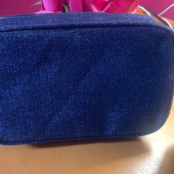 Brand new Chanel makeup bag can easily be converted into a cross-body! - Picture 4 of 4